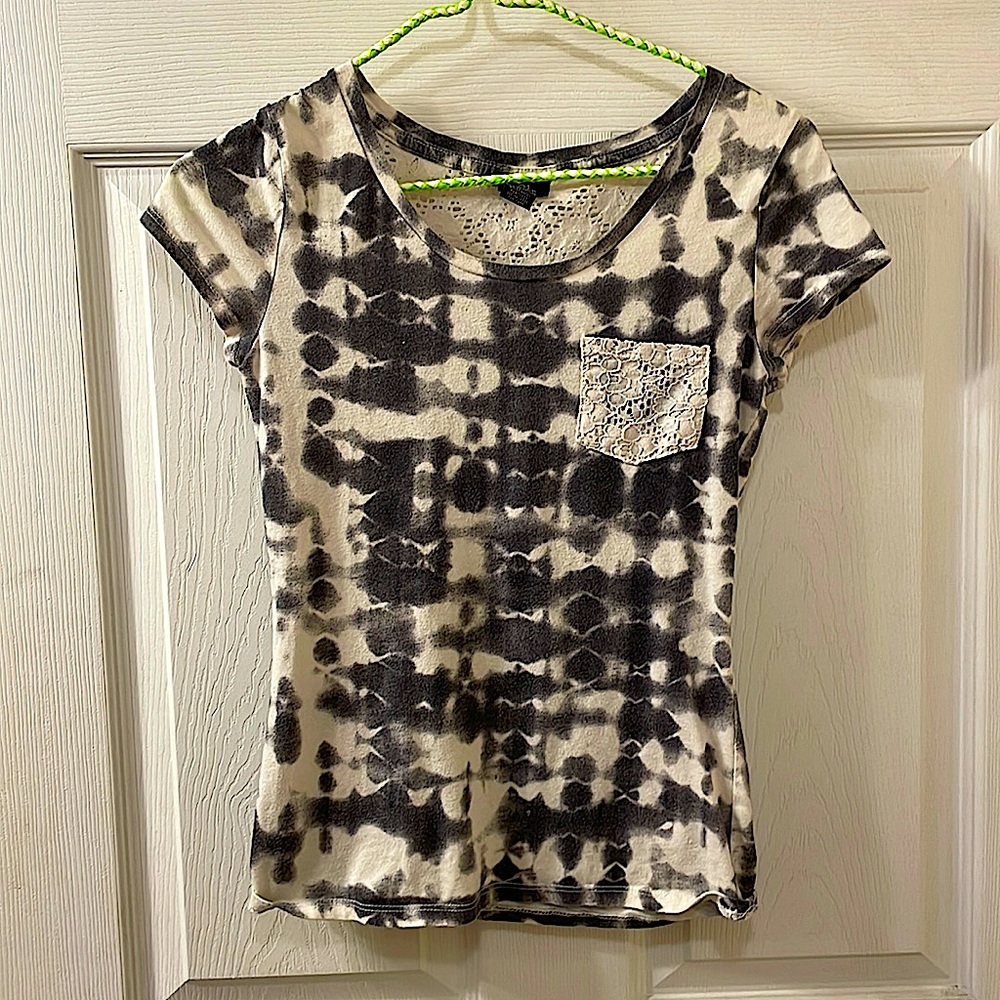 tie-dye gray and white T-shirt with lace back